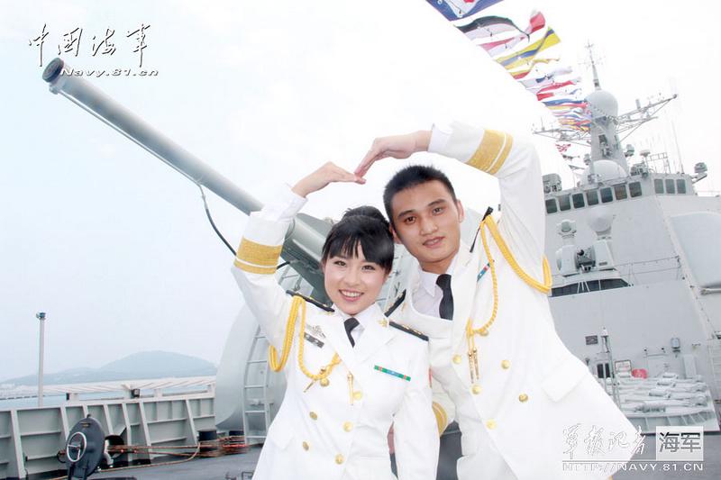 Счастливые новобрачные из конвойных солдат ВМС Китая