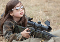 5-летняя красивая девочка с оружием1