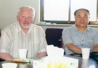 Китаевед, специалист по переводу Игорь Егоров встречается с Мо Янем на совещании о литературном переводе в Пекине в этом году летом.