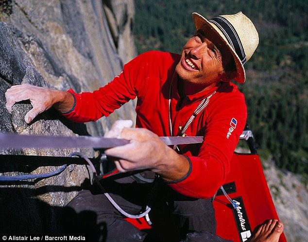 Британский альпинист покорил самую опасную скалу в мире безоружным образом