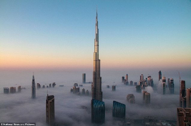 Самое высокое здание мира: Красивые фотографии «Бурдж-Халифа» Дубая в густом тумане1
