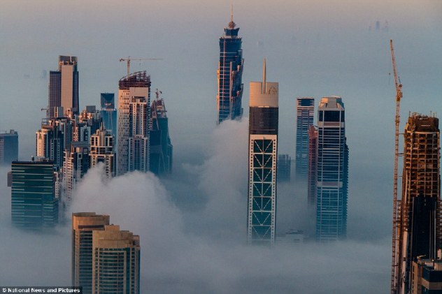 Самое высокое здание мира: Красивые фотографии «Бурдж-Халифа» Дубая в густом тумане2