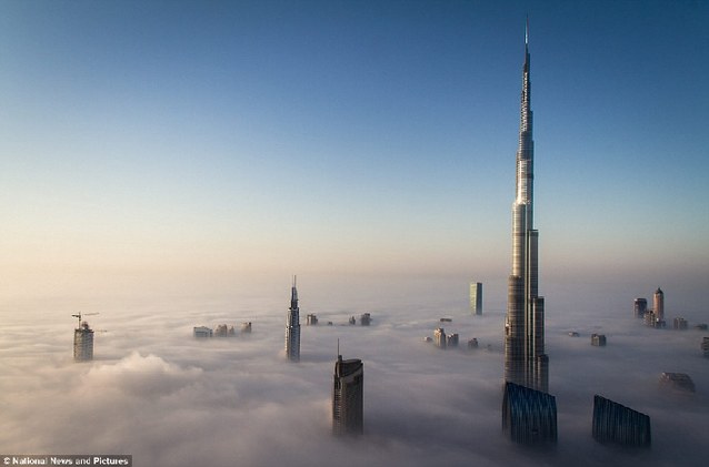 Самое высокое здание мира: Красивые фотографии «Бурдж-Халифа» Дубая в густом тумане3