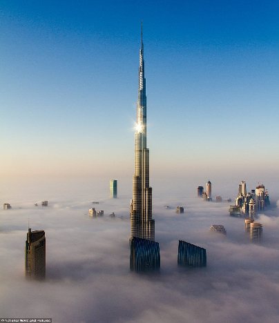 Самое высокое здание мира: Красивые фотографии «Бурдж-Халифа» Дубая в густом тумане4