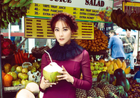 Южнокорейская артистка Oh Yeon seo на таиландском улице
