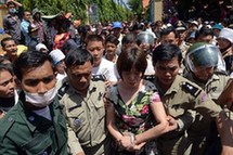 Китаянка, порвавшая фотографию Сианука, приговорена к тюремному заключению на один год и будет депортирована из Камбоджи