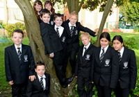 Новый рекорд Гиннеса! 20 пар близнецов в одной школе Великобритании 