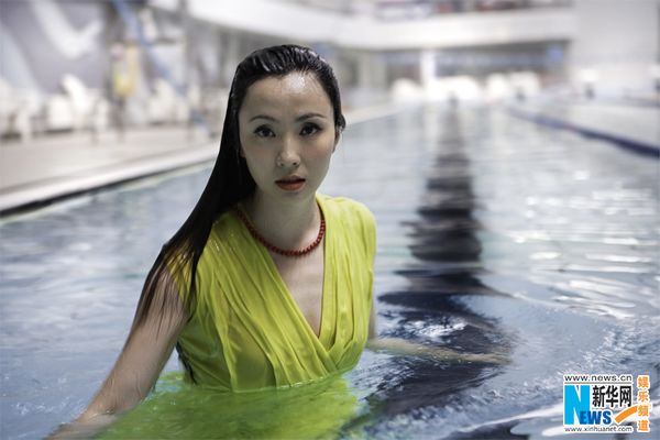Модные снимки телезвезды Тао Хун в воде 