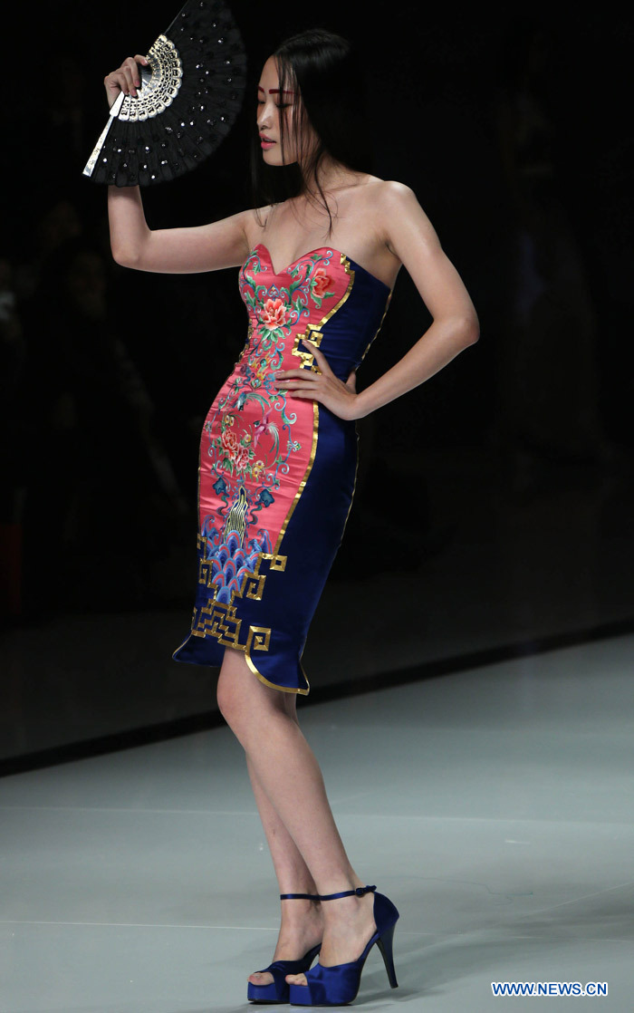 Показ коллекции 'NE TIGER 2013' на церемонии открытия Международной недели моды в Пекине3