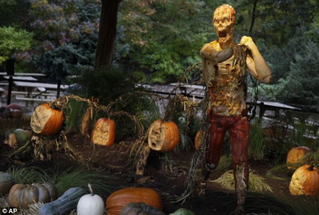 Потрясающая скульптура из тыкв к празднику Хэллоуин