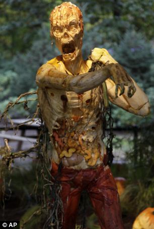 Потрясающая скульптура из тыкв к празднику Хэллоуин5