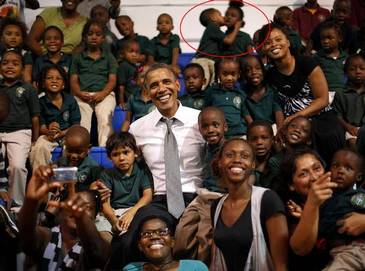 Мальчик привлек большое внимание во время фотографирования с Б. Обамой