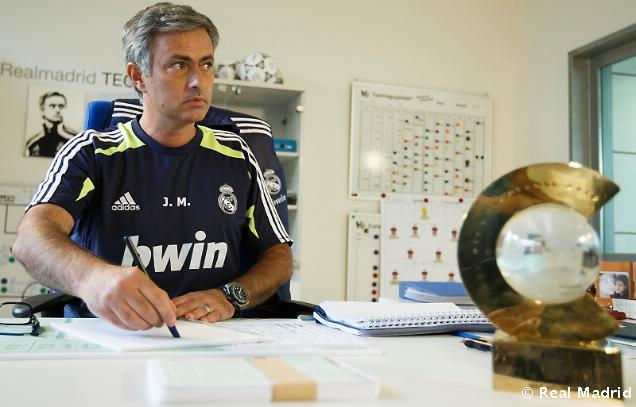 Снимки Жозе Моуриньо (Jose Mourinho) на работе в футбольном клубе Реал Мадрид 