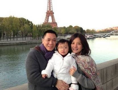 Фото: Счастливая семья Чжао Вэй на каникулах в Париже