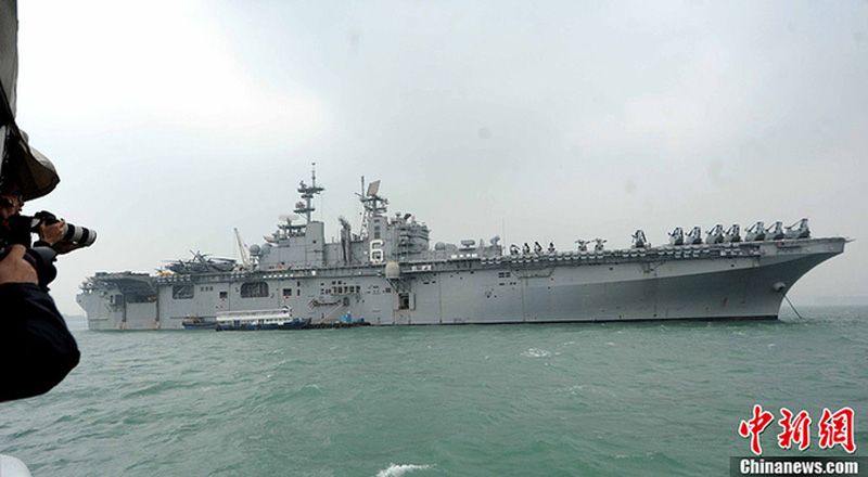 Десантный штурмовой корабль 'Боном Ричард' ВМС США зашел в Сянган