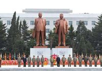 Ким Чен Ын на церемонии открытия памятников Ким Ир Сену и Ким Чен Иру