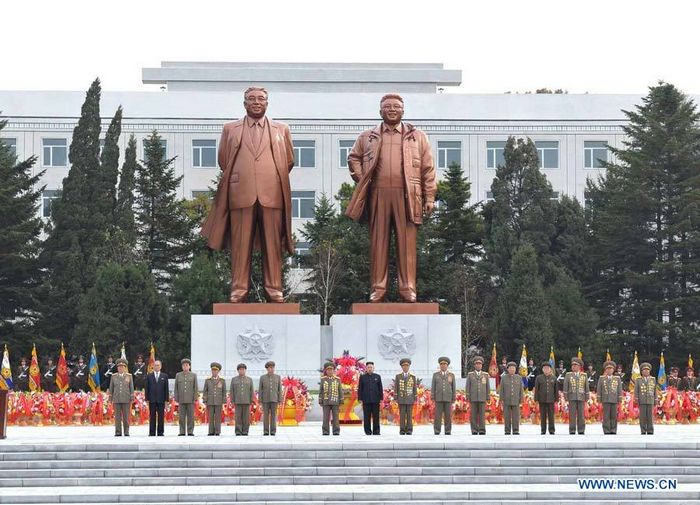 Ким Чен Ын на церемонии открытия памятников Ким Ир Сену и Ким Чен Иру