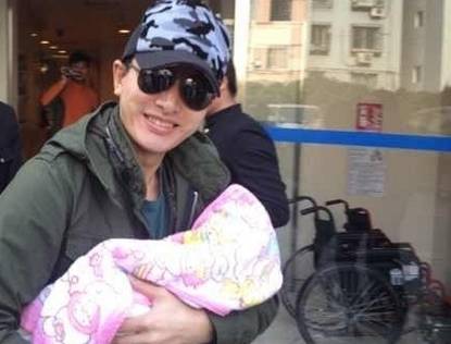 Фото: Цзя Найлян и новорожденная дочка 