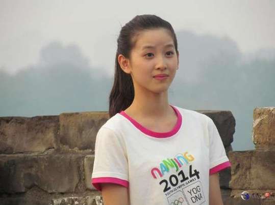 Яркая студентка Университета Цинхуа Чжан Цзэтянь в клипе 