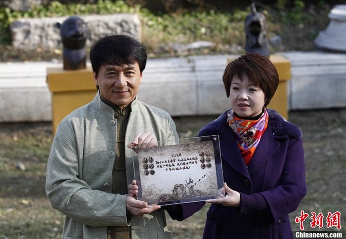 Джеки Чан подарил парку Юаньминюань медные головы 12-ти китайских животных знаков зодиака