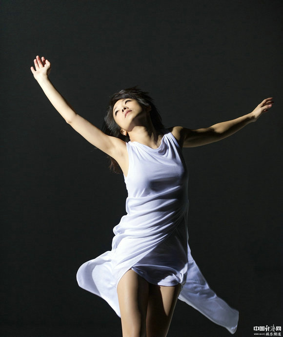 Известная певица Линь Илянь в образе современной танцовщицы2