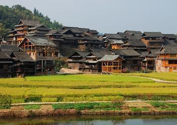 Деревня со спецификой национальности дун – восемь деревень «Чэнъян» в волости Линьси уезда Саньцзян города Лючжоу Гуанси-Чжуанского автономного района