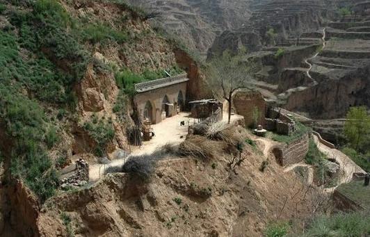 Чудесные пещеры для жилья в деревне Лицзяшань волости Цикоу уезда Линьсянь провинции Шаньси