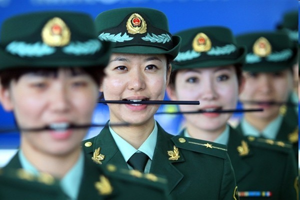 Китайские чиновники тренируют прекрасную улыбку с помощью бамбуковых палочек