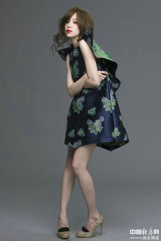 Модный образ популярной певицы Ван Синьлин1