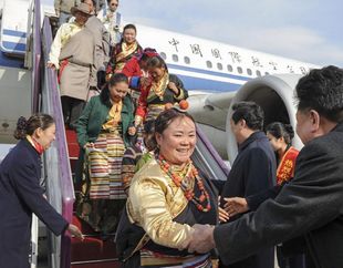 18-й съезд КПК: Тибетская делегация прибыла в Пекин