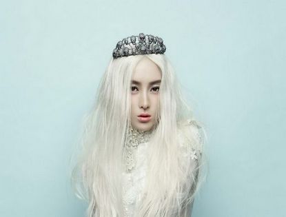 Фото: Ма Су с белыми волосами в журнале «Fashion Weekly»