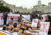 Перуанские волонтеры - защитники животных объявили 'голый' протест против корриды