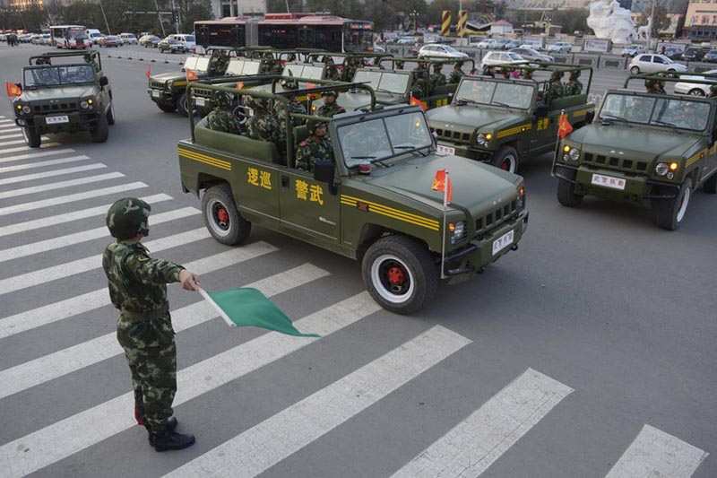 Вооруженные полицейские патрулируют улицы Тайюаня в преддверии 18-го съезда КПК