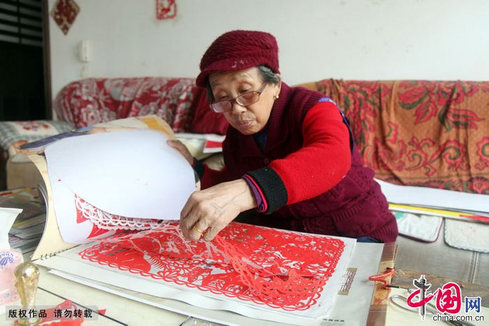 Цзянси: 76-летняя мастерица сделала вырезки из бумаги в честь предстоящего 18-го съезда КПК 