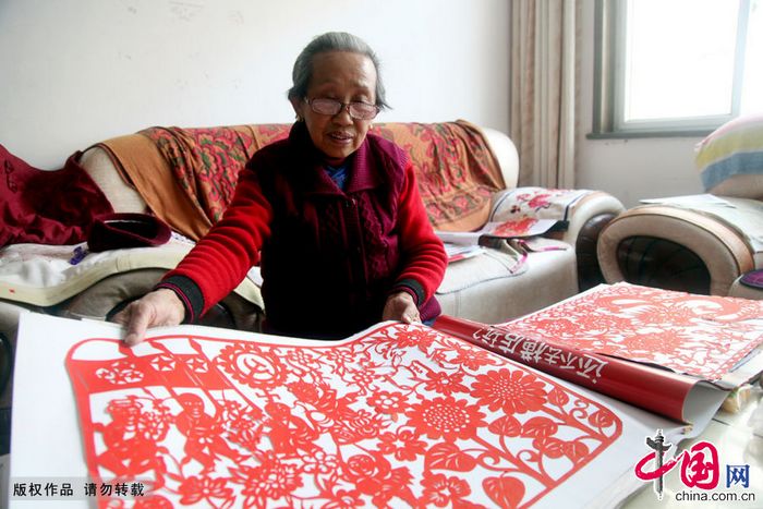 Цзянси: 76-летняя мастерица сделала вырезки из бумаги в честь предстоящего 18-го съезда КПК 