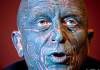 Чехи выдвинули на пост президент художника, покрытого татуировками