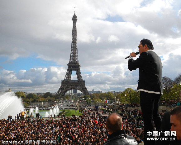 Автор «Gangnam Style» устроил флешмоб в Париже перед Эйфелевой башней1