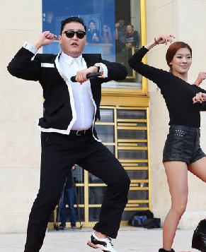 Автор «Gangnam Style» устроил флешмоб в Париже перед Эйфелевой башней2