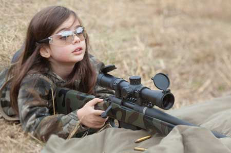 Симпатичная пятилетняя девочка, вооруженная снайперской винтовкой 5岁小萝莉手持狙击步枪照走红网络
