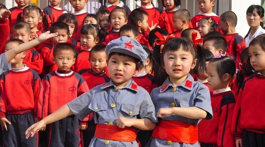 Дети поют в преддверии 18-го съезда КПК