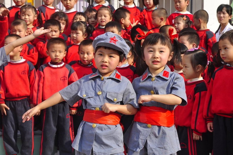 Дети поют в преддверии 18-го съезда КПК1