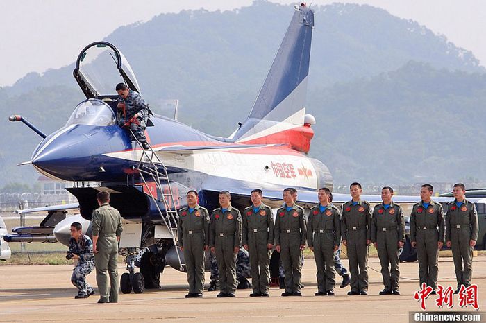 8 боевых самолетов &apos;Цзянь-10&apos; из китайского пилотажного отряда &apos;Баи&apos; прибыло в Чжухай