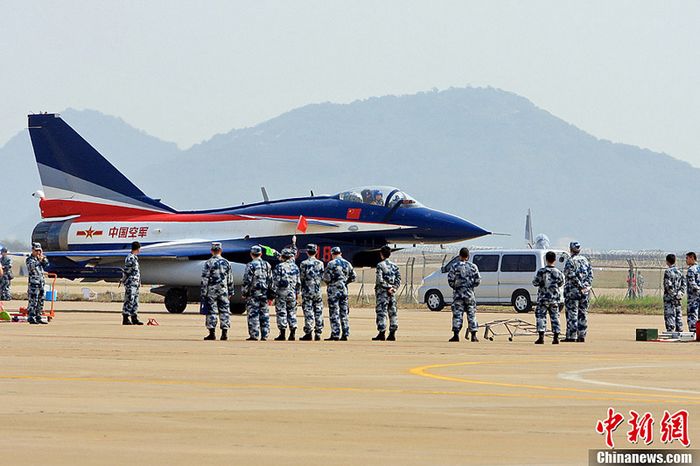 8 боевых самолетов 'Цзянь-10' из китайского пилотажного отряда 'Баи' прибыло в Чжухай