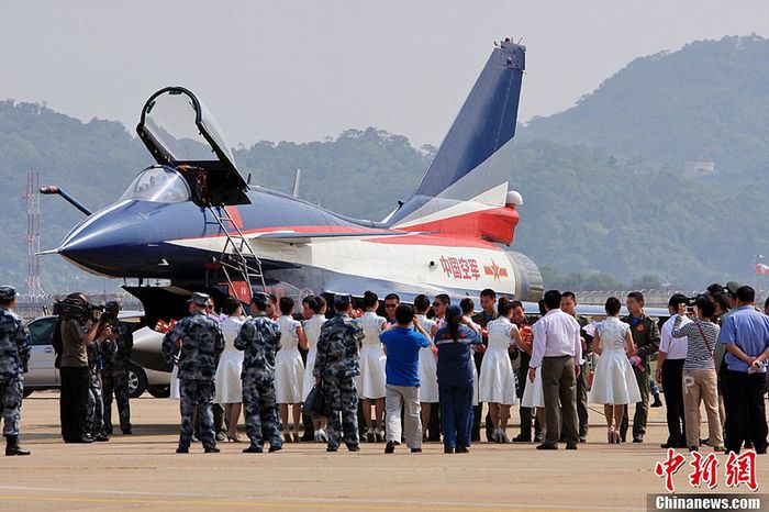 8 боевых самолетов 'Цзянь-10' из китайского пилотажного отряда 'Баи' прибыло в Чжухай