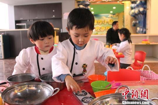 Дети города Ланьчжоу в профессиональных одеждах «занимались разными работами»