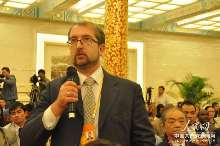 Китайские и иностранные корреспонденты на пресс-конференции по 18-му съезду КПК
