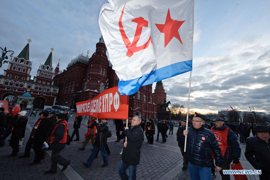 В Москве прошло торжественное шествие и митинг в честь 95-й годовщины Октябрьской революции