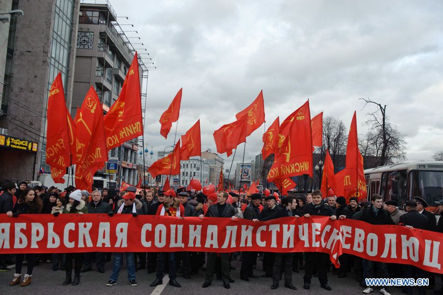 В Москве прошло торжественное шествие и митинг в честь 95-й годовщины Октябрьской революции