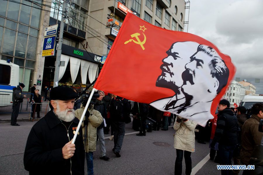 В Москве прошло торжественное шествие и митинг в честь 95-й годовщины Октябрьской революции