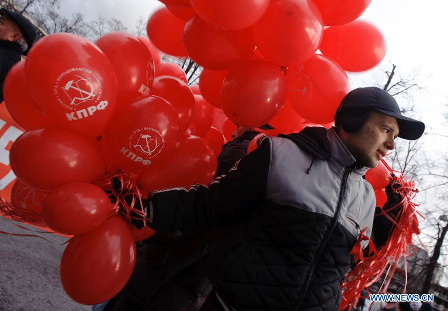 В Москве прошло торжественное шествие и митинг в честь 95-й годовщины Октябрьской революции